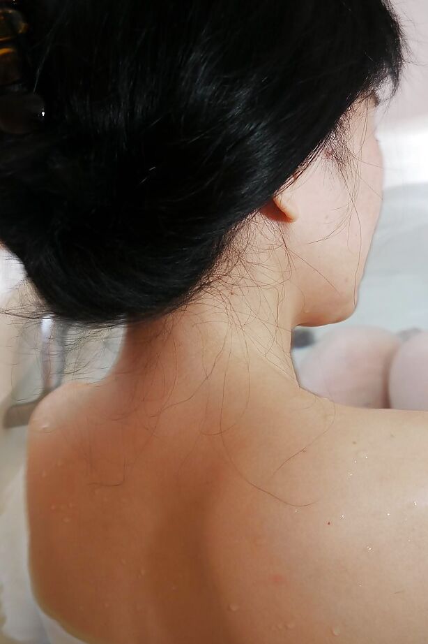 16P La tímida asiática MILF Takako Numai le gusta que la filmen desnuda ante la cámara