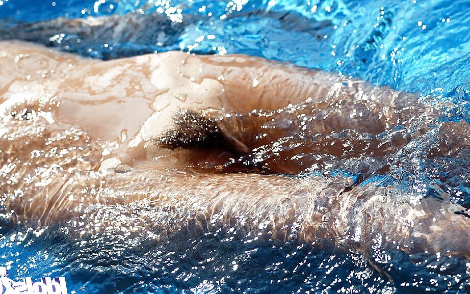 16P Naked asian hottie with hairy slit having fun in the pool
