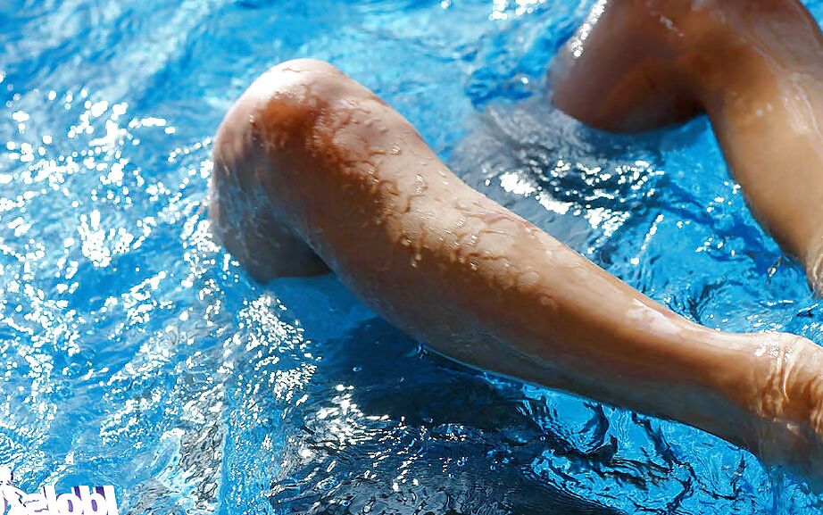 16P Naked asian hottie with hairy slit having fun in the pool