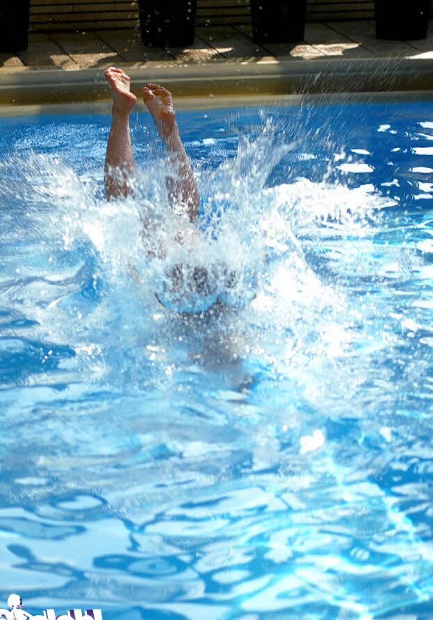 16P Naked asian hottie with hairy slit having fun in the pool