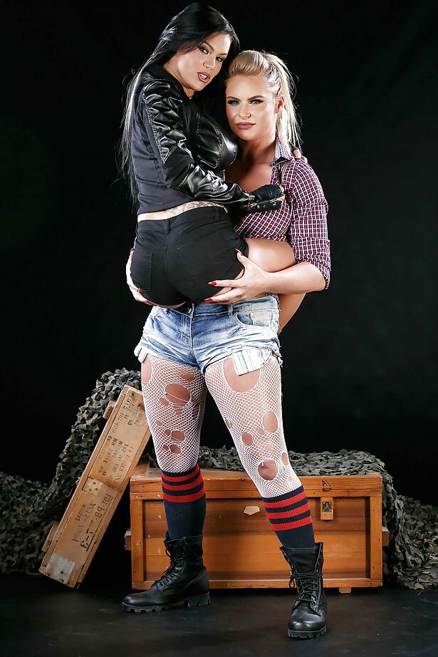 16P Les stars du porno lesbiennes Peta Jensen et Phoenix Marie se baisent en chaussettes.