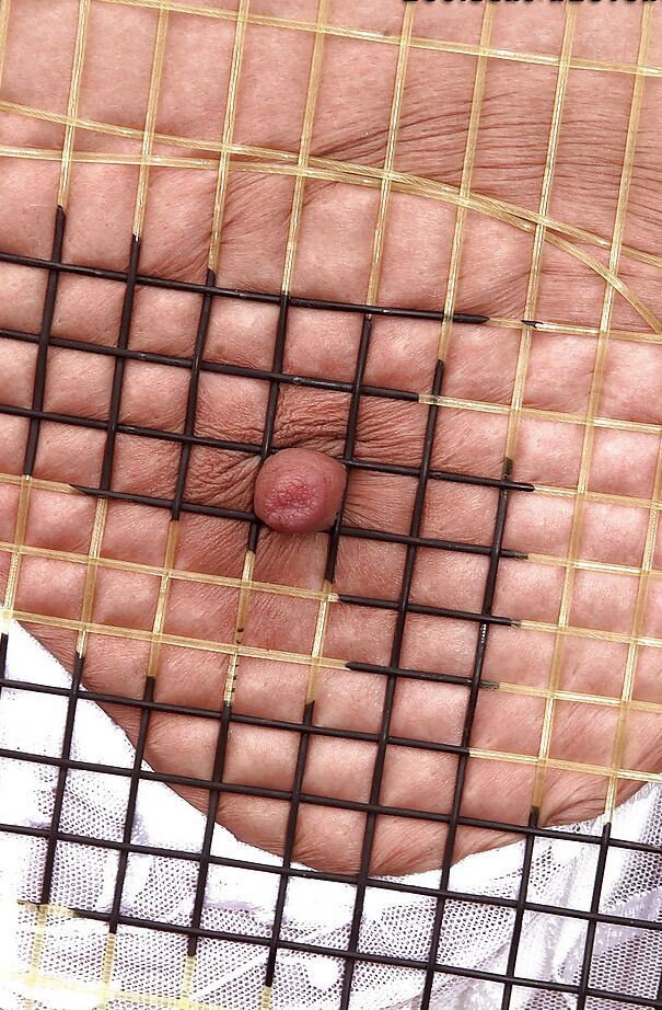 16P Loira gata Autumn Jade revelando peitos enormes de pornstar na quadra de tênis