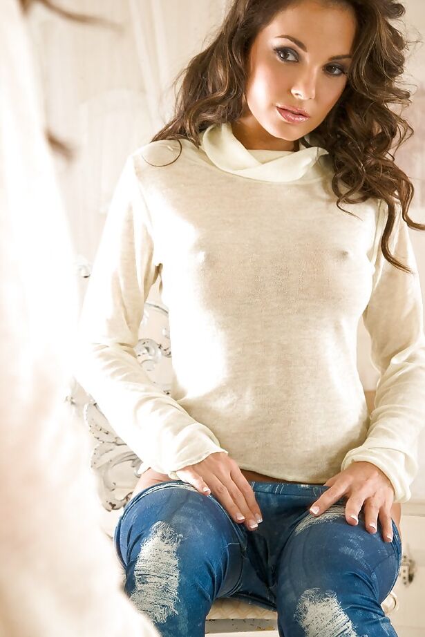 16P Gata brincalhona de jeans Hillary Fisher descobrindo suas curvas incrivelmente sexy
