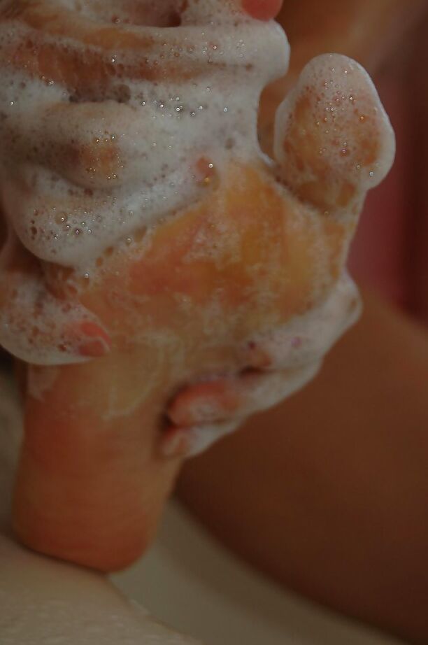 16P La juguetona MILF asiática Hitomi Fujiwara expone su culo mientras se ducha