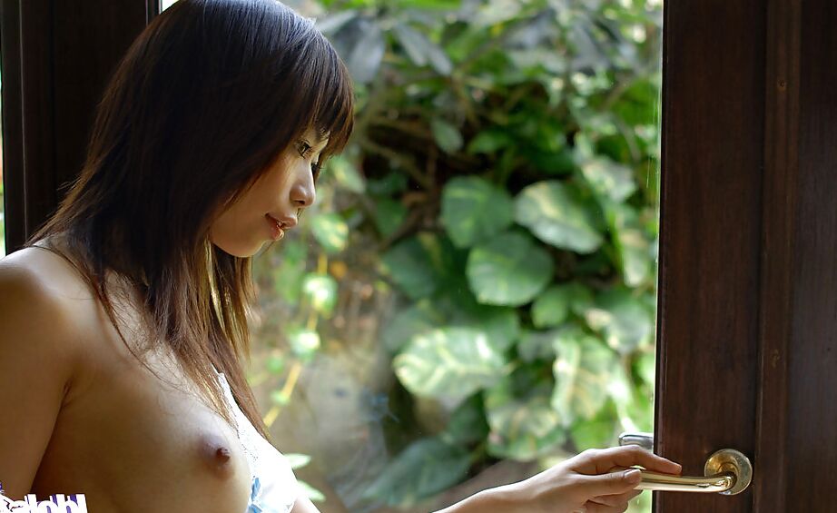 15P La adolescente asiática Hikari Hino mostrando su asombroso cuerpo sexy