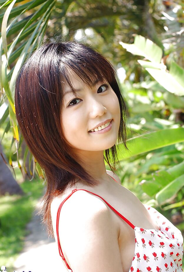 15P La linda asiática Saki Ninomiya se quita el vestido y las bragas al aire libre
