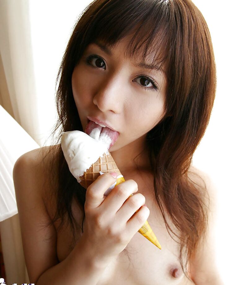 16P Coquine asiatique mignonne avec un manchon mal rasé posant à peine vêtue