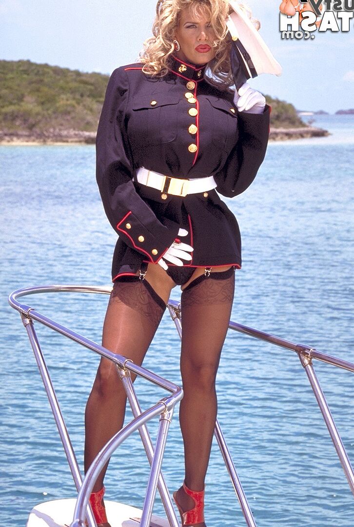 21P A estrela pornô Dusty perde seu uniforme azul marinho em um barco