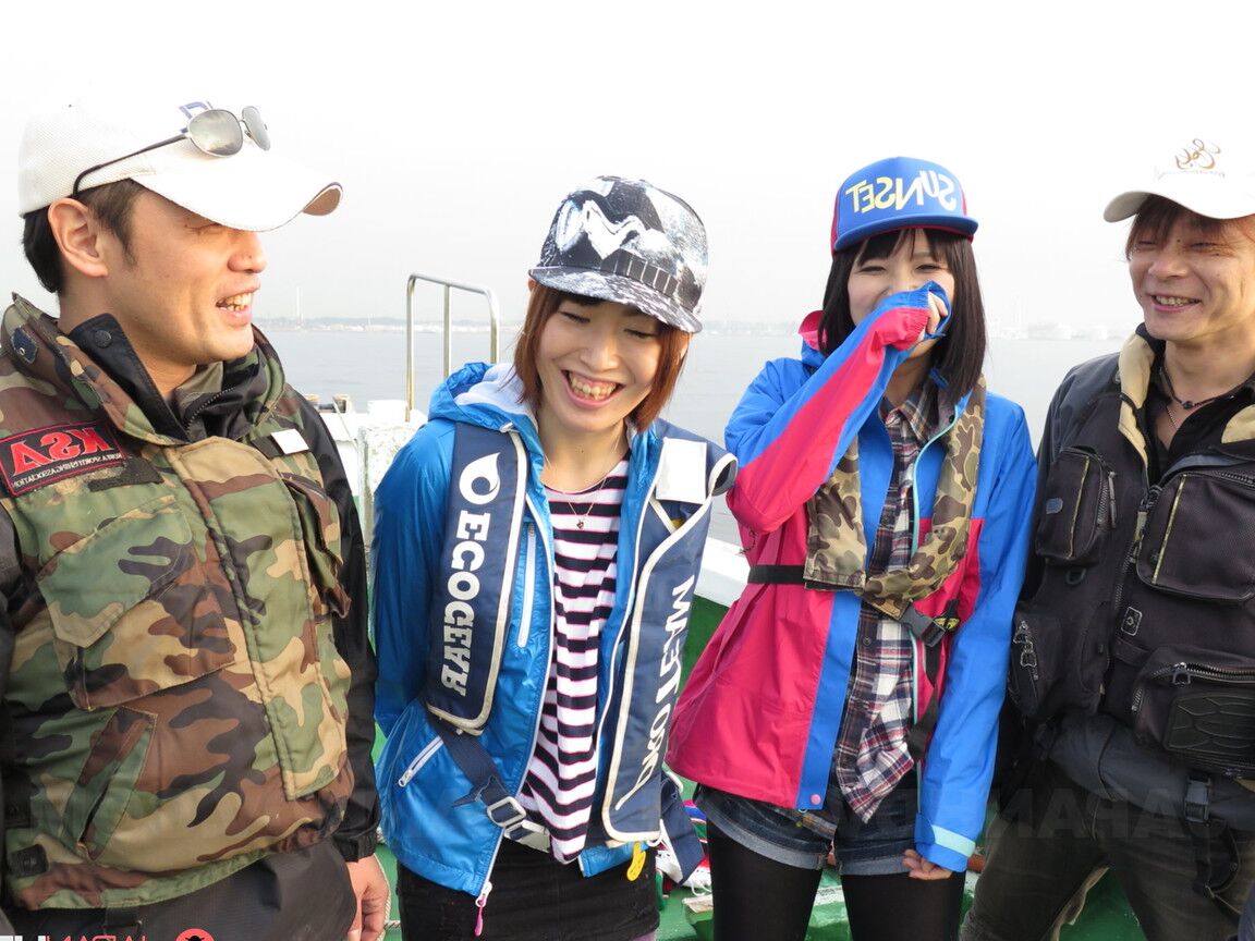 21P La pequeña pelirroja japonesa Nonoka Kaede tiene sexo al aire libre en un barco de pesca