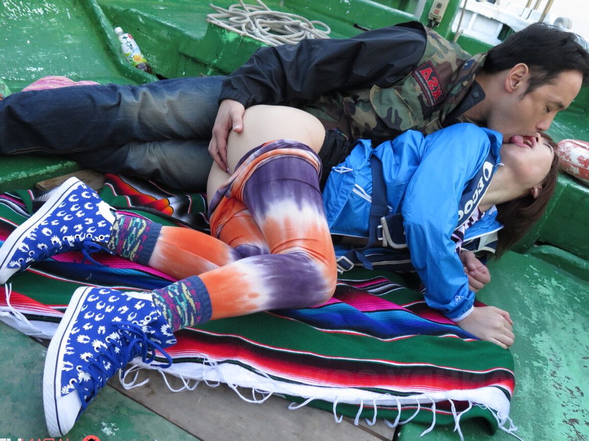 21P La pequeña pelirroja japonesa Nonoka Kaede tiene sexo al aire libre en un barco de pesca
