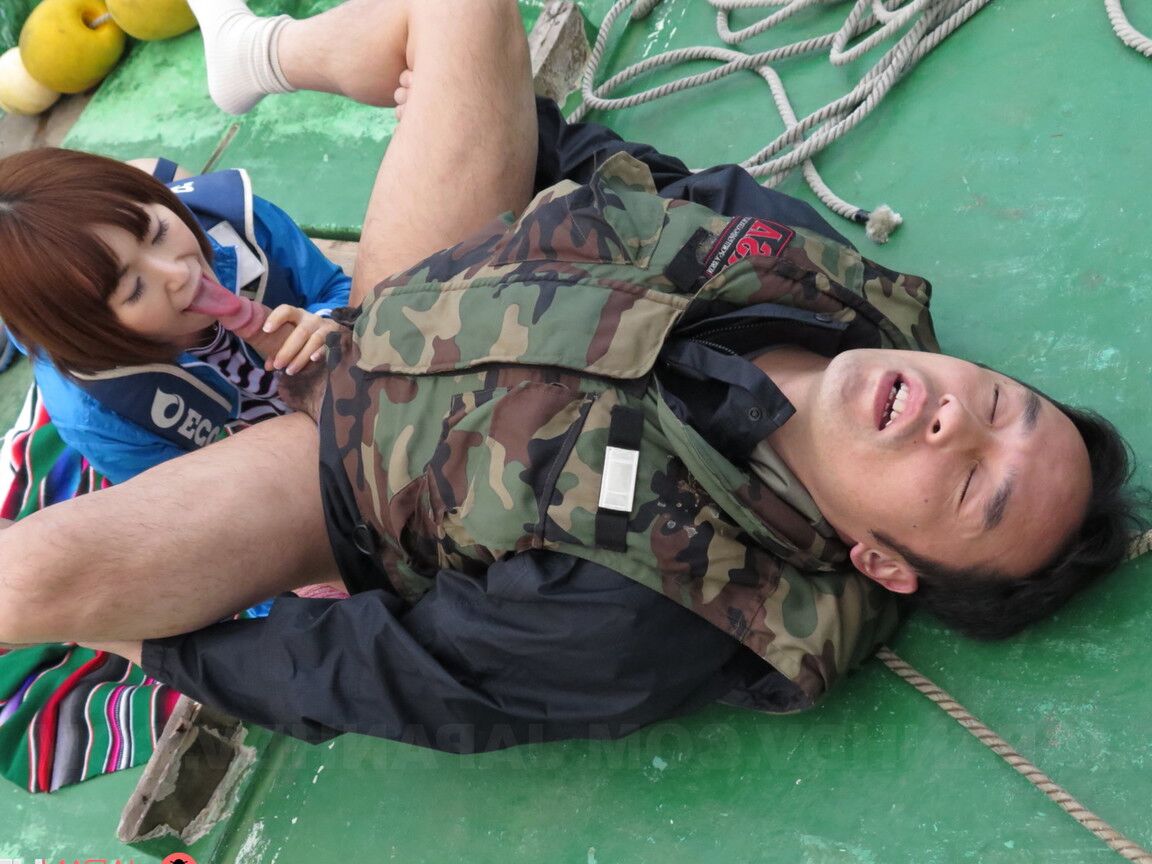 21P La pequeña pelirroja japonesa Nonoka Kaede tiene sexo al aire libre en un barco de pesca