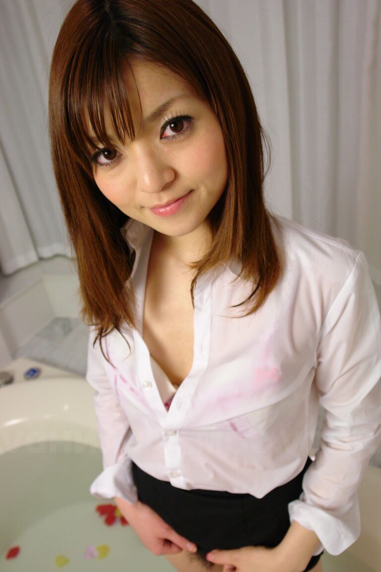 Kimoko Tsuji, une employée de bureau japonaise de 20P, se fait caresser par ses collègues dans la baignoire