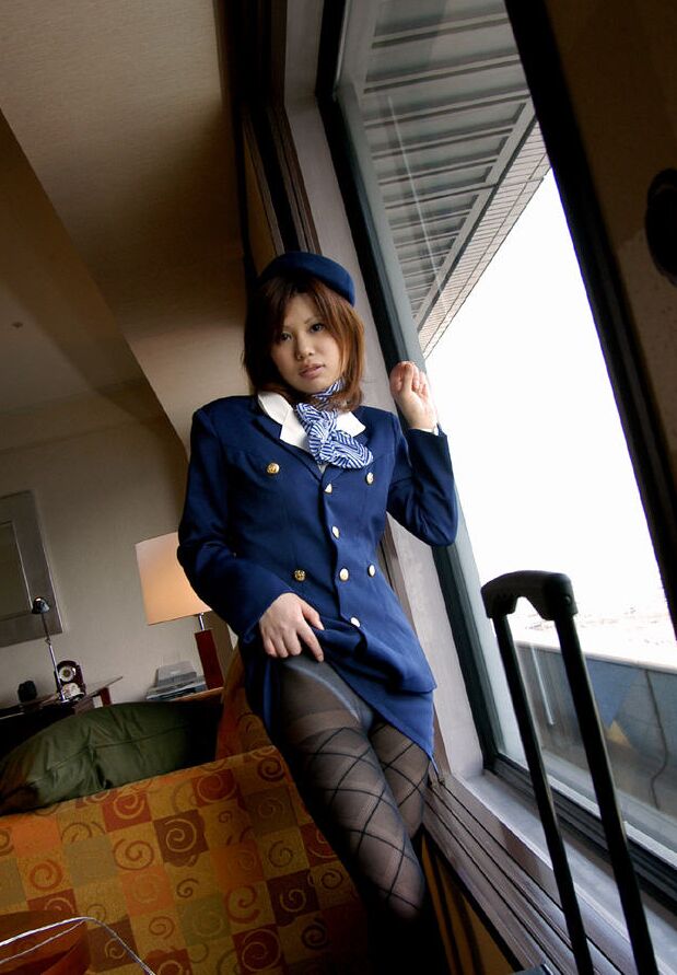 16P Die junge Japanerin Mika befreit ihren Busch aus der Flugbegleiteruniform