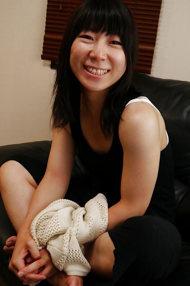16P A dona de casa asiática Aiko Kurita espalhando sua vagina oriental peluda
