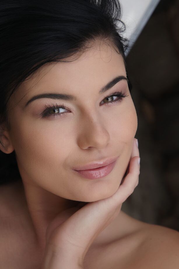 18P Linda morena Lucy Li exibindo uma bela buceta adolescente entre pernas longas