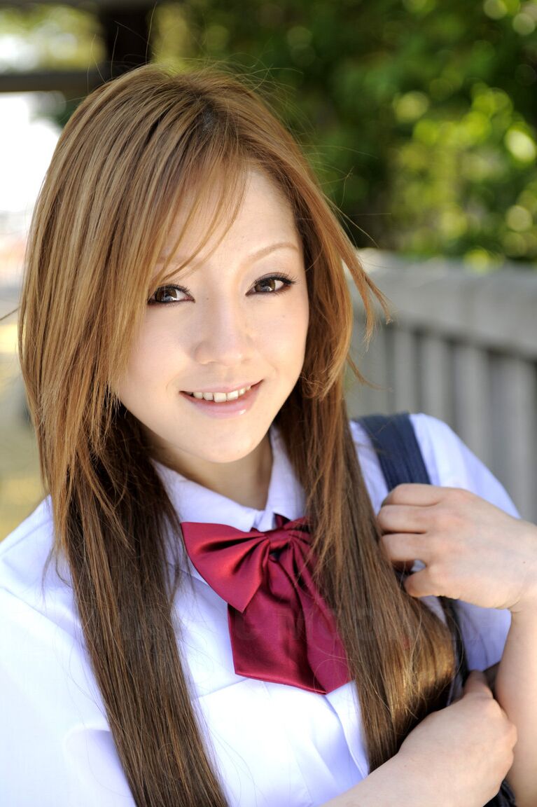 15P La inocente colegiala japonesa Ria Sakurai muestra sus sexys bragas blancas en público