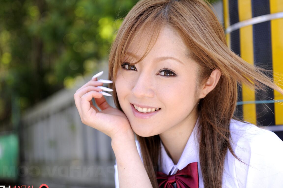 15P La inocente colegiala japonesa Ria Sakurai muestra sus sexys bragas blancas en público