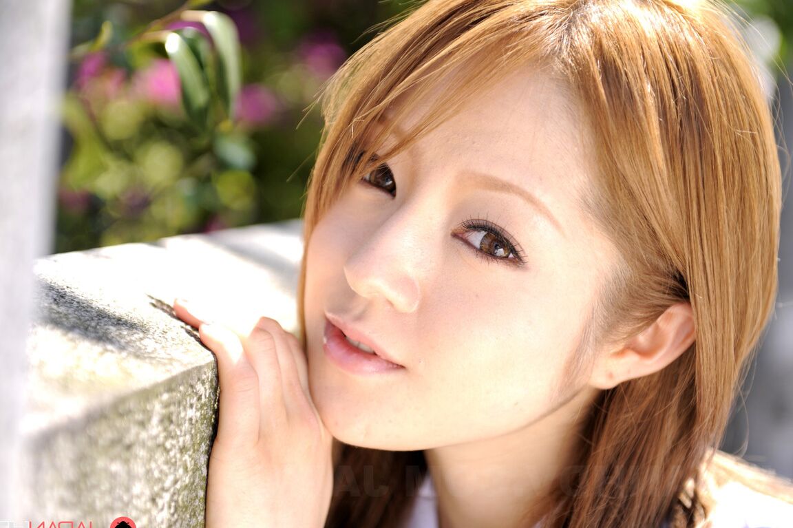 15P La inocente colegiala japonesa Ria Sakurai muestra sus sexys bragas blancas en público