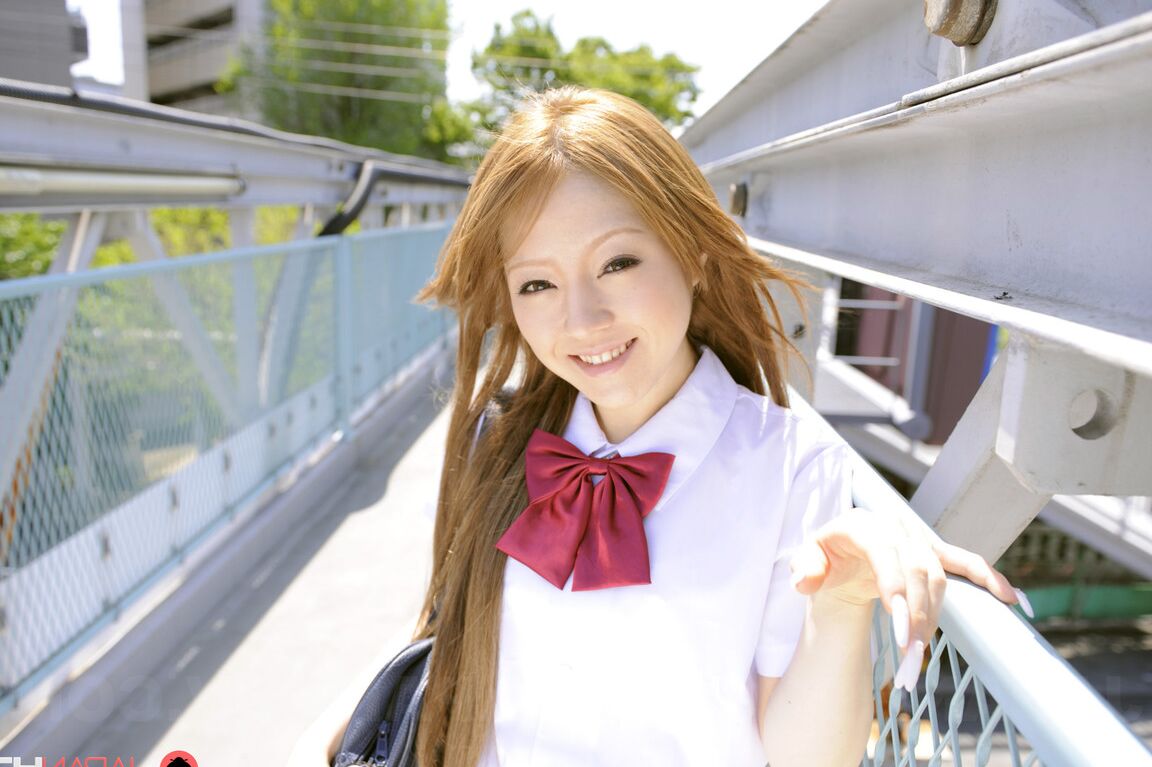 15P La inocente colegiala japonesa Ria Sakurai muestra sus sexys bragas blancas en público