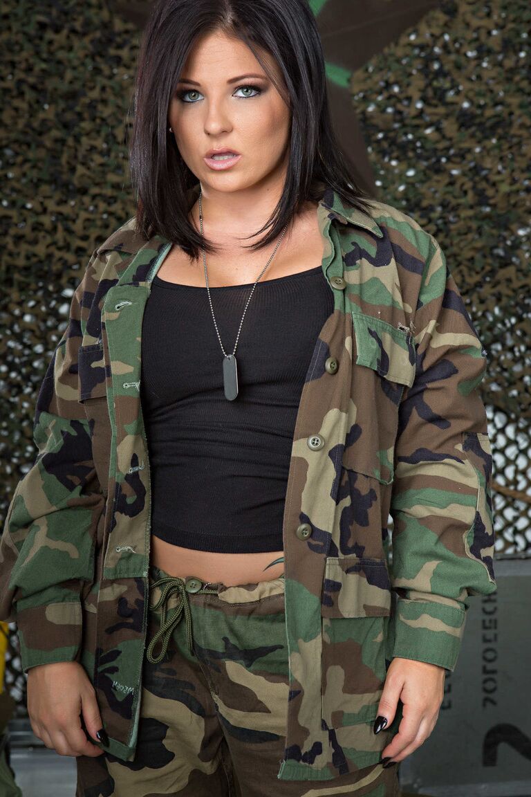21P Doce gata militar tira o uniforme e exibe sua bunda gostosa e peitos grandes