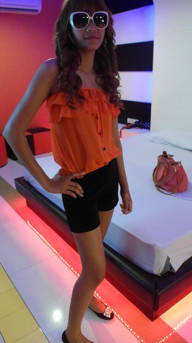 15P Menina asiática esbelta com piercing na barriga é transada no estilo POV por turista sexual