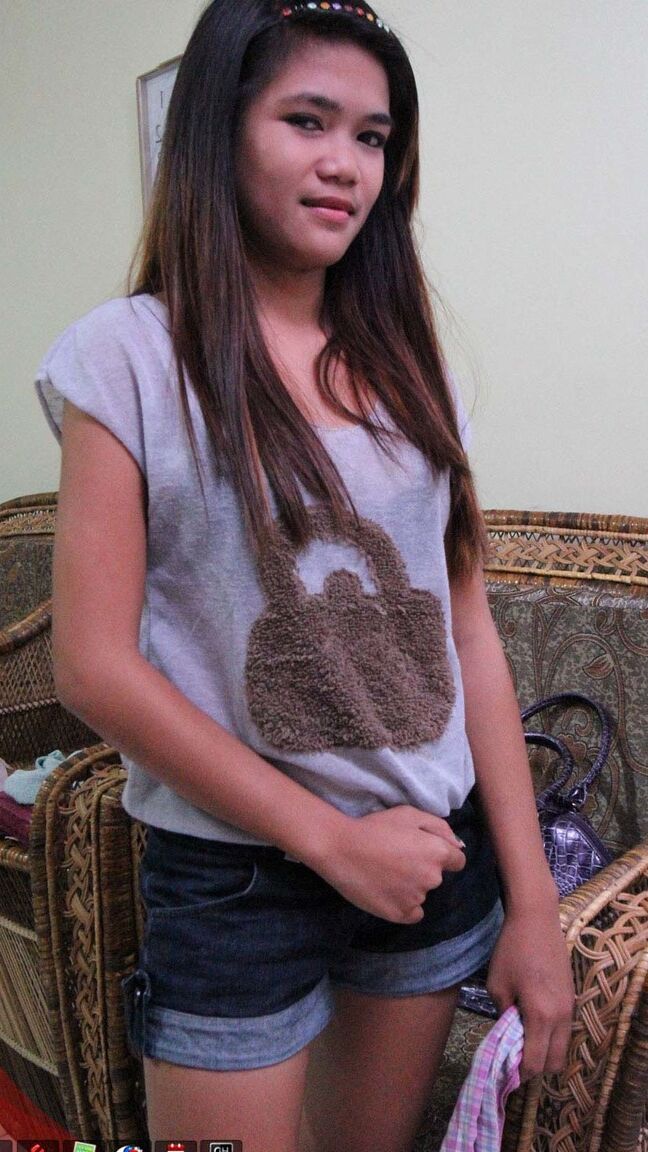 15P La adolescente asiática Mildred deja caer su toalla para inclinarse y mostrar su pequeño coño