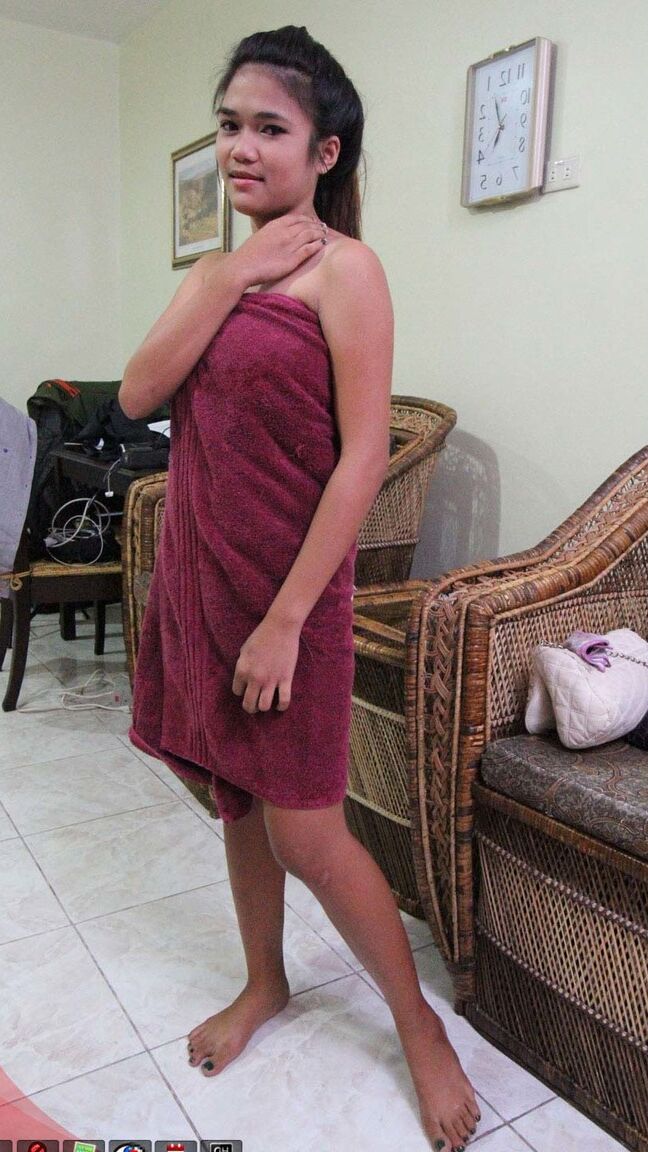 15P La adolescente asiática Mildred deja caer su toalla para inclinarse y mostrar su pequeño coño