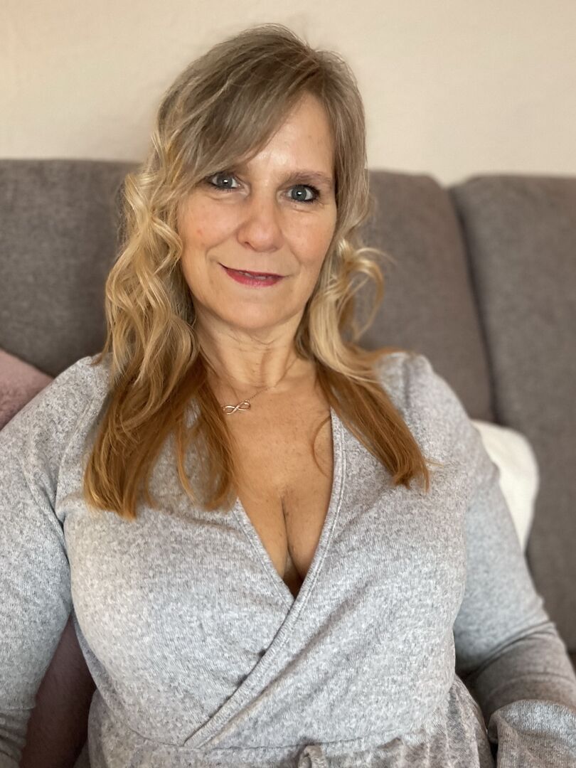16P Die blonde süße Susi mittleren Alters spielt mit ihrer Muschi, nachdem sie ihre Leggings ausgezogen hat