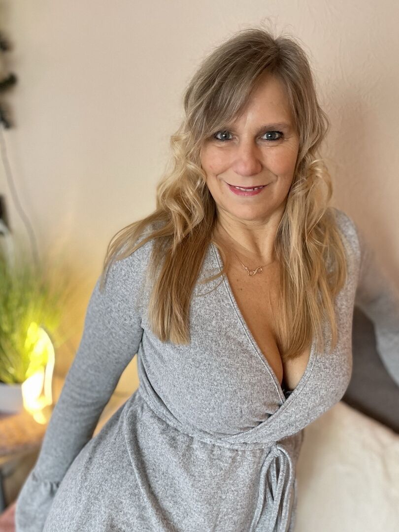 16P Die blonde süße Susi mittleren Alters spielt mit ihrer Muschi, nachdem sie ihre Leggings ausgezogen hat