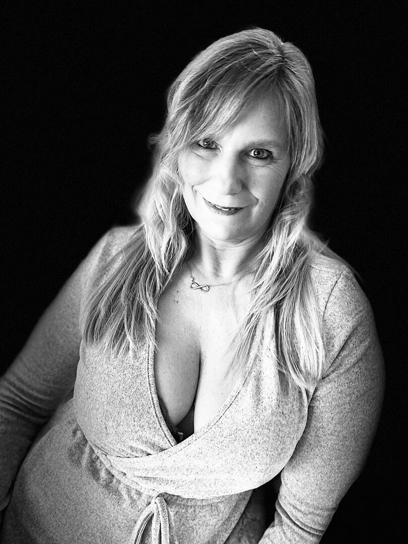16P Die blonde süße Susi mittleren Alters spielt mit ihrer Muschi, nachdem sie ihre Leggings ausgezogen hat