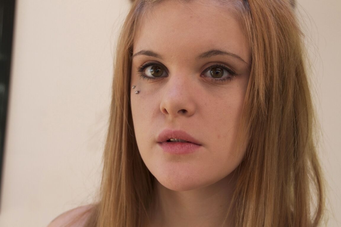 18P La fabulosa adolescente Mariah Mars quiere que alguien le folle el culo de burbuja