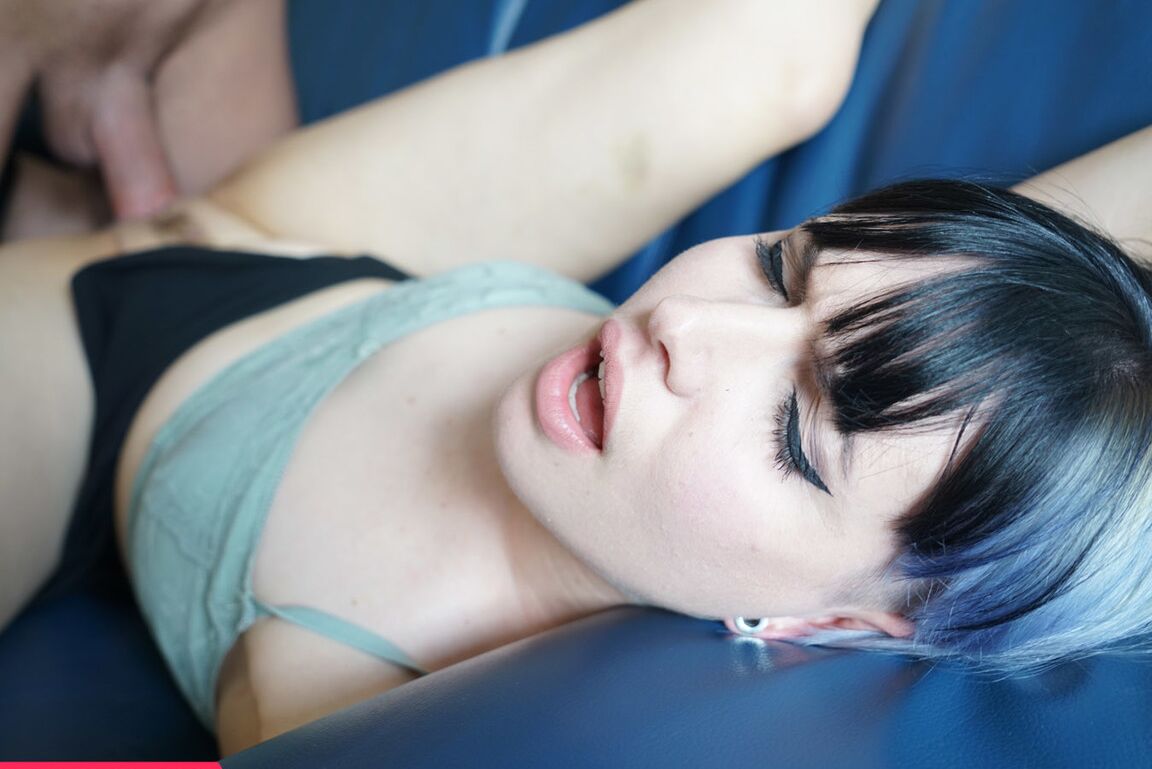 12P La amateur de pelo oscuro Marina Lee chupa una polla dura antes de follar
