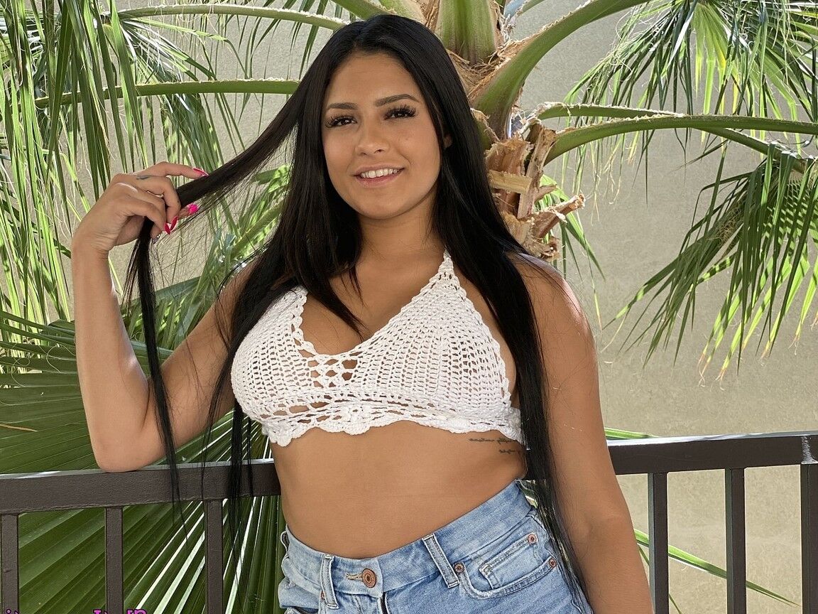 21P 巨乳のエキゾチックな美女セレナ サントスがマフで硬いペニスを受け入れる