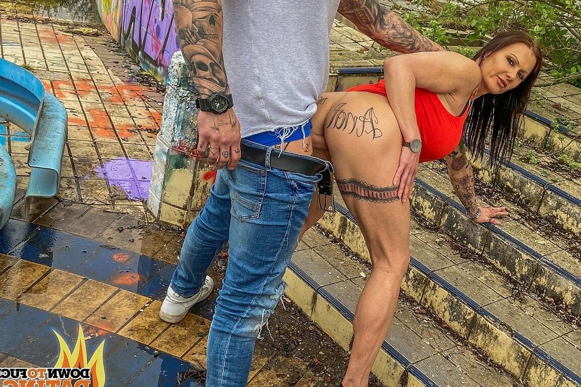 20P Chubby brunette Julia Exclusiv getting a good outdoor anal dicking
