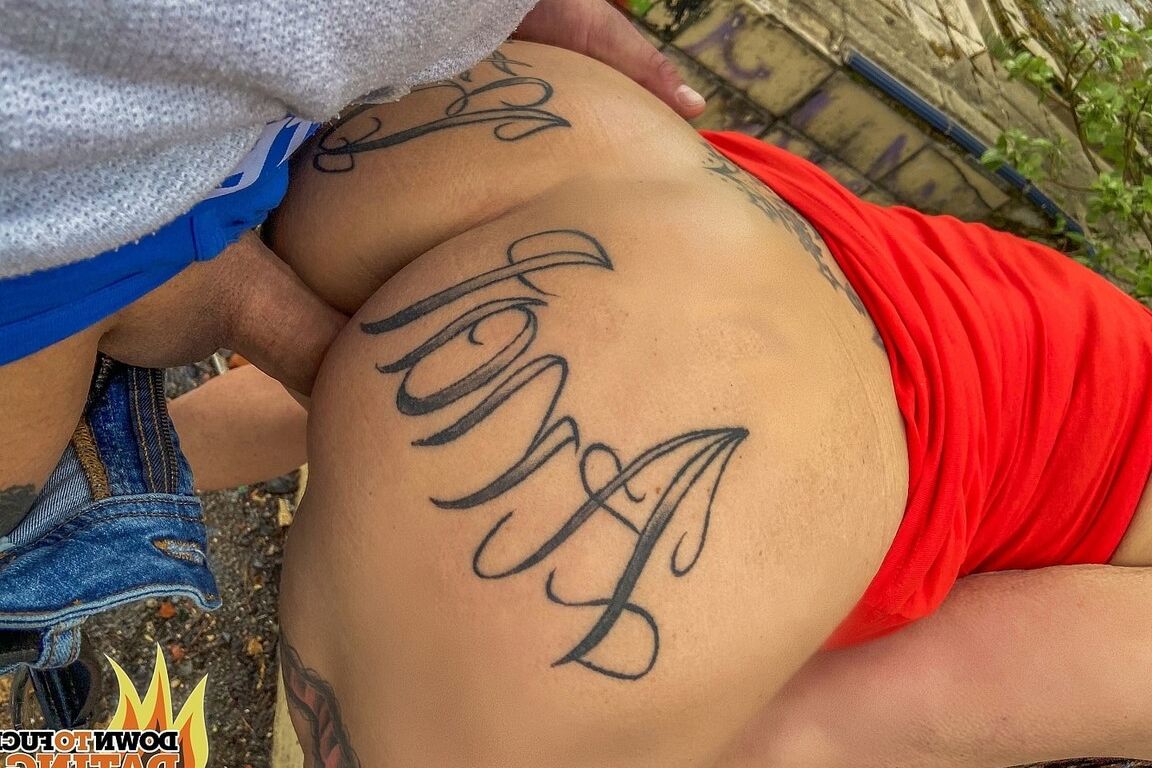 20P Chubby brunette Julia Exclusiv getting a good outdoor anal dicking