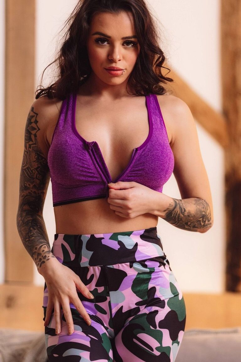 12P La caliente morena Mia Stryker muestra sus grandes tetas mientras se quita la ropa informal