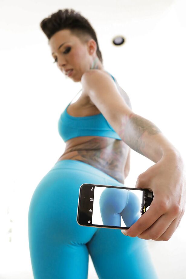16P Punky MILF Bella Bellz taking selfies of spandex covered butt