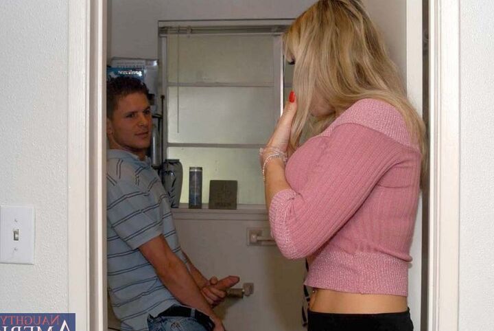 12P A puma loira Vicky Vette seduz e fode o amigo do filho na cozinha