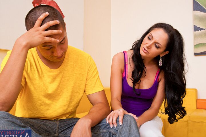 12P La chaude Ava Adams baise et suce la bite des amis de son fils