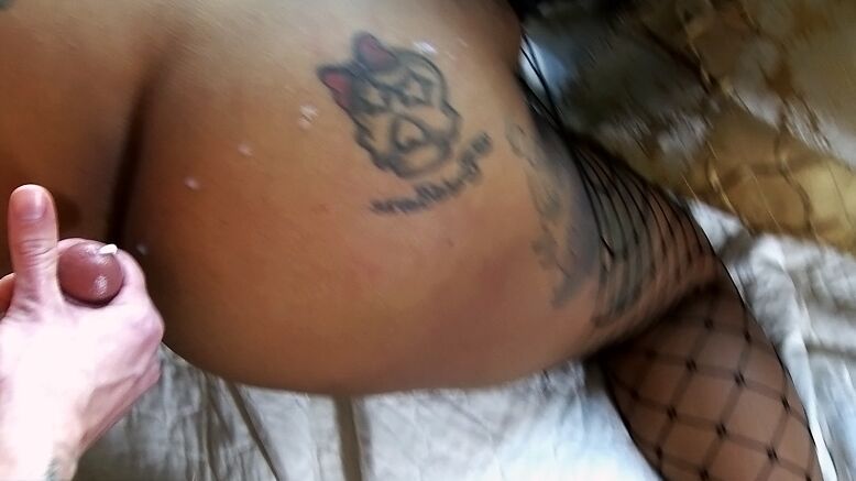 16P La chaude black Madison Banks taquine son mec avec son gros butin avant de baiser