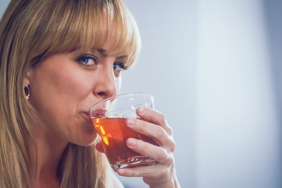 20P La cougar blonde et sexy Cherie Deville chevauche un gode aspirant avant de baiser un garçon
