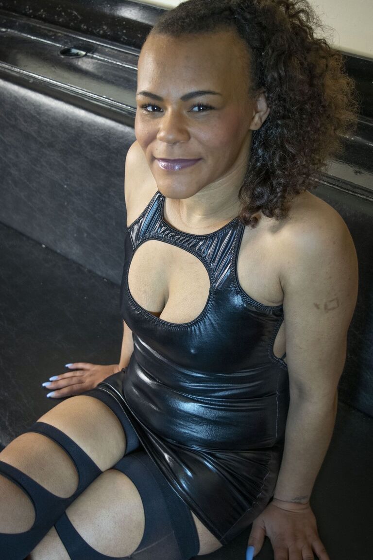 16P Ebony amador modela um vestido de PVC recortado em uma tanga e meia sexy