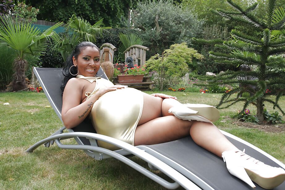 16P La MILF latina con curvas Joyce Oliveira no tiene lencería debajo de su vestido brillante
