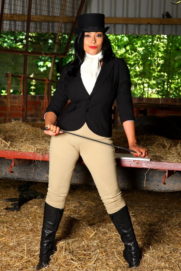 16P, Danica Collins, une femme mûre, arbore un cameltoe avant de baisser son pantalon d'équitation.