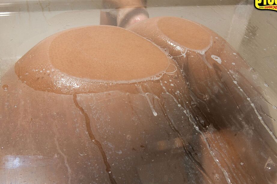 16P Luscious Louis, fille solo noire, mouille son incroyable gros butin sous la douche
