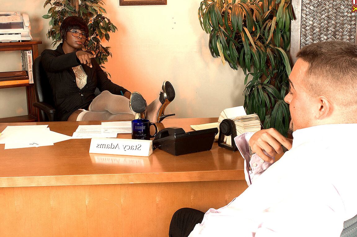 16P La empresaria negra Stacy Adams recibe adoración de pies antes del coito