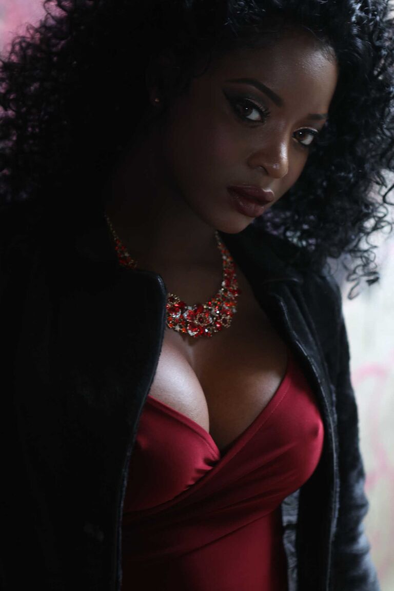 21P Mulher negra sexy Jasmine Webb chupa dong branco e leva no regalo