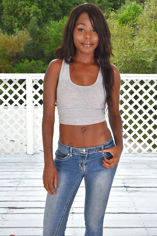 16P Nena de ébano liberando el culo sexy de una MILF y su coño afeitado de los jeans al aire libre