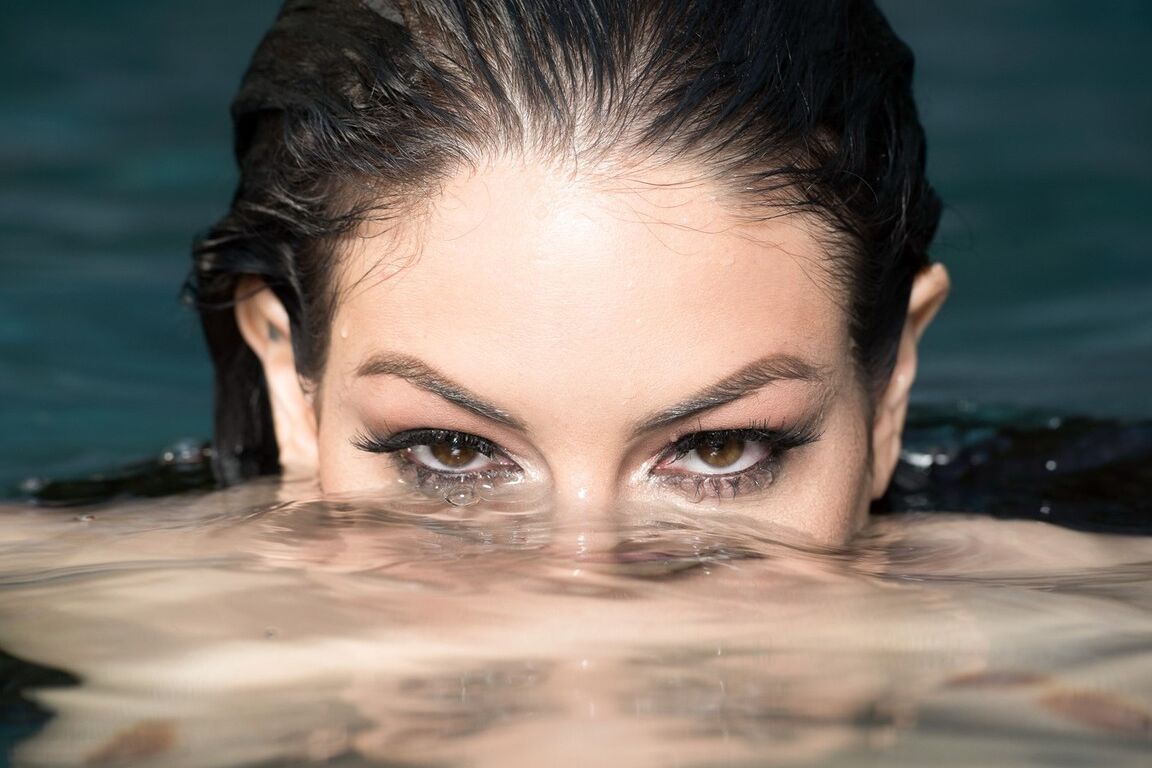 16P A morena gostosa Kissa Sins faz anal profundo usando meias brancas