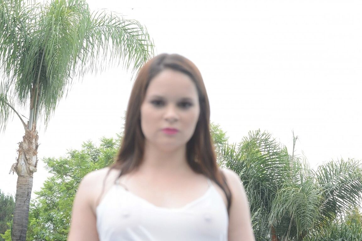 21P La star du porno salope Jenna Ross se fait baiser le visage et la chatte dans la piscine